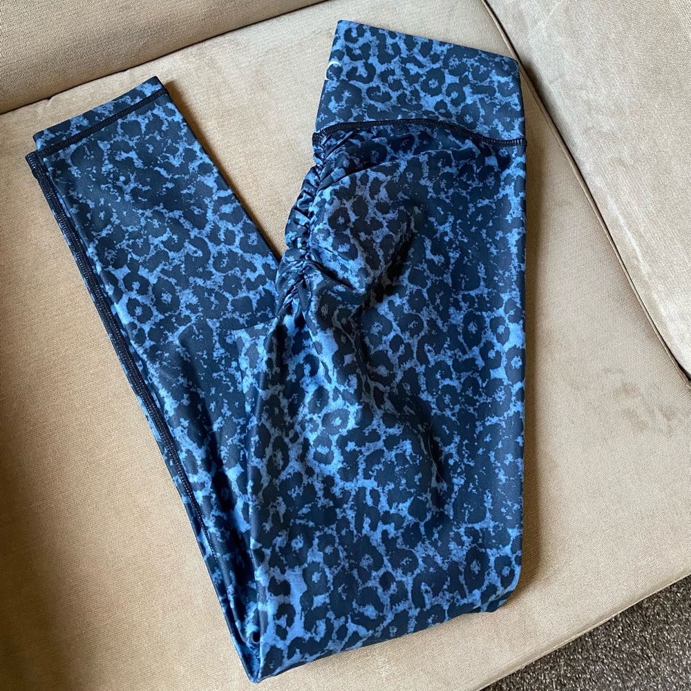 Zyia stone leopard scrunchy butt leggings